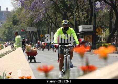 Mexiko-Stadt, Mexiko. März 2021, 14th. Die Fahrradtour, die jeden Sonntag in der Stadt stattfindet, ist endlich geöffnet, nachdem sie ein Jahr lang wegen des Coronavirus-Ausbruchs abgesagt wurde, können wir sehen, wie die sanitären Maßnahmen ergriffen wurden. Masken, Desinfektionsmittel und alle Fahrräder, die gereinigt werden. Quelle: Andrea Quintero/Alamy Live News Stockfoto