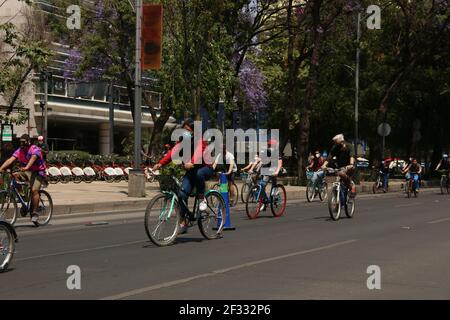 Mexiko-Stadt, Mexiko. März 2021, 14th. Die Fahrradtour, die jeden Sonntag in der Stadt stattfindet, ist endlich geöffnet, nachdem sie ein Jahr lang wegen des Coronavirus-Ausbruchs abgesagt wurde, können wir sehen, wie die sanitären Maßnahmen ergriffen wurden. Masken, Desinfektionsmittel und alle Fahrräder, die gereinigt werden. Quelle: Andrea Quintero/Alamy Live News Stockfoto