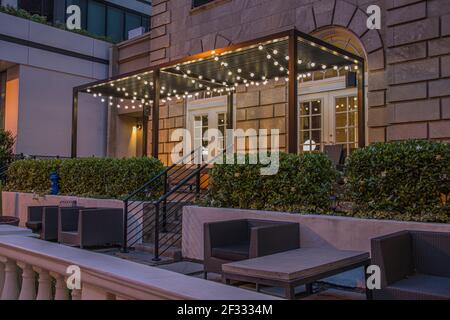 Atlanta, GA USA - 06 14 20: Downtown Atlanta Night covid-19 Lichter über einer Terrasse Stockfoto