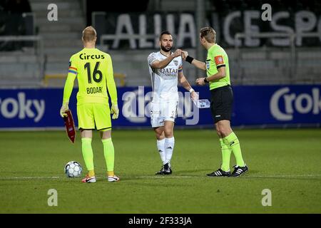 EUPEN, BELGIEN - MÄRZ 13: Torwart Arnaud Bodar von Standard de Liege, Jordi Amat von KAS Eupen, Schiedsrichter Lawrence Visser während des Croky Cup Spiels Stockfoto