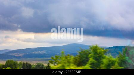 Natürliche Landschaft Berge Hügel und landwirtschaftliche Flächen während der Fahrt in Kroatien. Stockfoto