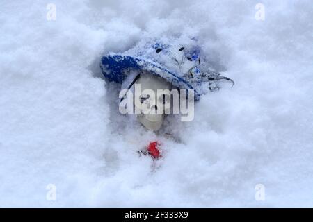 Frau Skelett in Phantasie blauen Hut im Schnee begraben während Sturm Schneesturm Stockfoto