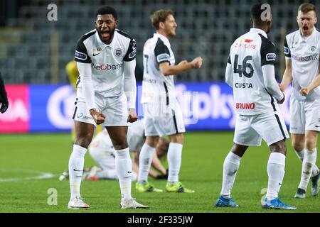 BRUSSEL, BELGIEN - MÄRZ 14: Mark McKenzie von KRC Genk feiert den Sieg im Croky Cup Spiel zwischen RSC Anderlecht und KRC Genk bei Lotto Par Stockfoto