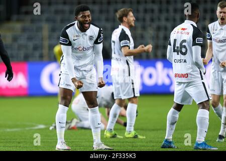 BRUSSEL, BELGIEN - MÄRZ 14: Mark McKenzie von KRC Genk feiert den Sieg im Croky Cup Spiel zwischen RSC Anderlecht und KRC Genk bei Lotto Par Stockfoto