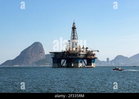 Öl aus Brasilien. Ölbohranlage gegen das Panorama von Rio de Janeiro. Stockfoto