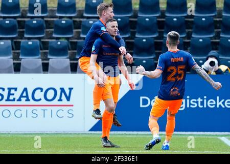 VENLO, NIEDERLANDE - MÄRZ 14: Mats Seuntjes von Fortuna Sittard feiert mit Zian Flemming von Fortuna Sittard nach dem zweiten Tor seiner Seiten Stockfoto