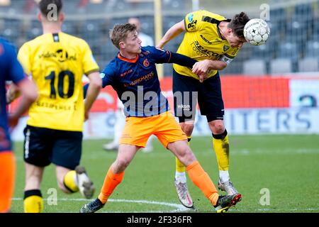 VENLO, NIEDERLANDE - MÄRZ 14: Danny Post von VVV Venlo gewinnt einen defensiven Kopfball von Zian Flemming von Fortuna Sittard während des Eredivisie-Spiels zwischen den beiden Stockfoto