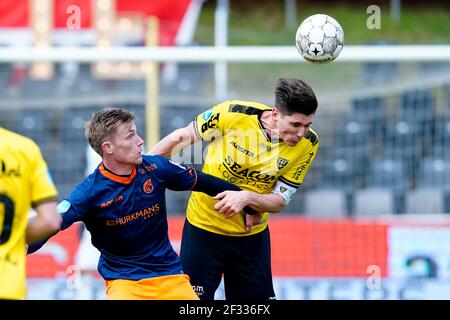 VENLO, NIEDERLANDE - MÄRZ 14: Danny Post von VVV Venlo gewinnt einen defensiven Kopfball von Zian Flemming von Fortuna Sittard während des Eredivisie-Spiels zwischen den beiden Stockfoto