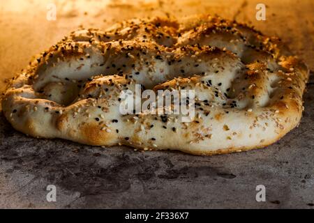 Ramazan Pidesi ist eine Art türkisches Fladenbrot (Pide genannt), das im ramadan in holzgefeuerten Steinöfen gebacken wird. Ein Brot backt ich Stockfoto