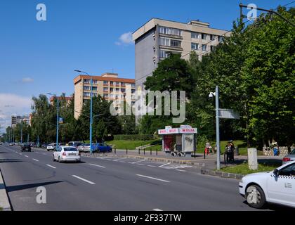 Großer Boulevard mit typisch sozialistischer Architektur Wohngebäude in Brasov Rumänien Stockfoto