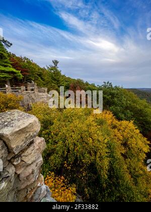 Blick auf die Berge und das Herbstlaub in Coopers Rock State Forest in West Virginia mit dem Sonnenuntergang golden Himmel eine Richtung und ein blauer Wirbel Stockfoto