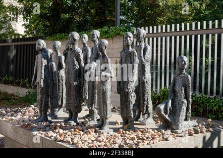Gedenkskulptur nach Figuren von will Lambert, die den Standort des Alten Jüdischen Friedhofs in Berlin markiert Stockfoto