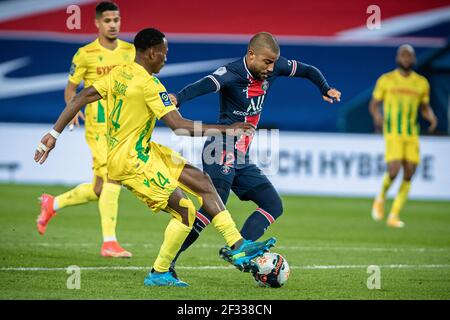 Paris, Frankreich. März 2021, 14th. Rafinha (vorne L) von Paris Saint Germain steht am 14. März 2021 mit Charles Traore von Nantes während des Fußballspiels der französischen Ligue 1 zwischen Paris Saint Germain (PSG) und dem FC Nantes im Stadion Parc des Princes in Paris, Frankreich. Quelle: Aurelien Morissard/Xinhua/Alamy Live News Stockfoto