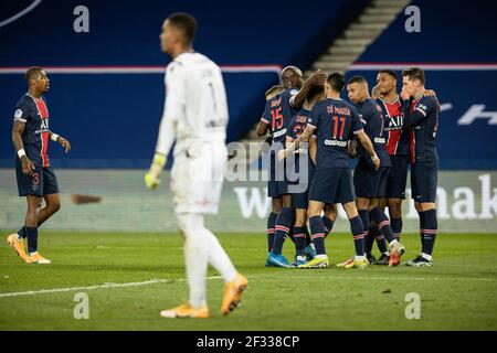 Paris, Frankreich. März 2021, 14th. Die Spieler von Paris Saint-Germain feiern das Tor von Teamkollege Julian Draxler beim Fußballspiel der französischen Ligue 1 zwischen Paris Saint Germain (PSG) und dem FC Nantes am 14. März 2021 im Stadion Parc des Princes in Paris, Frankreich. Quelle: Aurelien Morissard/Xinhua/Alamy Live News Stockfoto