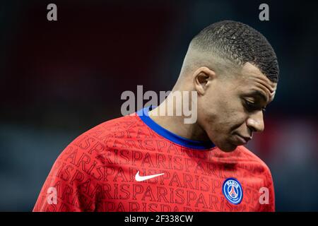 Paris, Frankreich. März 2021, 14th. Kylian Mbappe von Paris Saint-Germain erwärmt sich vor dem Fußballspiel der französischen Ligue 1 zwischen Paris Saint Germain (PSG) und dem FC Nantes am 14. März 2021 im Stadion Parc des Princes in Paris, Frankreich. Quelle: Aurelien Morissard/Xinhua/Alamy Live News Stockfoto