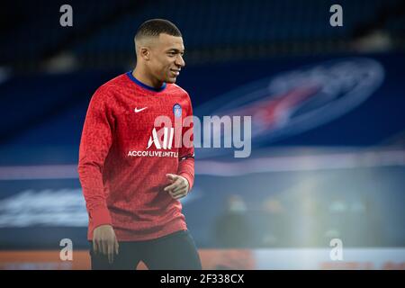 Paris, Frankreich. März 2021, 14th. Kylian Mbappe von Paris Saint-Germain erwärmt sich vor dem Fußballspiel der französischen Ligue 1 zwischen Paris Saint Germain (PSG) und dem FC Nantes am 14. März 2021 im Stadion Parc des Princes in Paris, Frankreich. Quelle: Aurelien Morissard/Xinhua/Alamy Live News Stockfoto