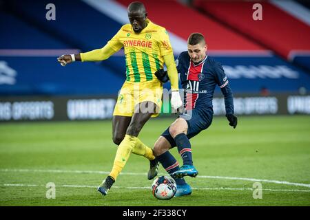 Paris, Frankreich. März 2021, 14th. Marco Verratti (R) von Paris Saint-Germain steht mit Abdoulaye Tour von Nantes während des Fußballspiels der französischen Ligue 1 zwischen Paris Saint Germain (PSG) und dem FC Nantes am 14. März 2021 im Stadion Parc des Princes in Paris, Frankreich, gegenüber. Quelle: Aurelien Morissard/Xinhua/Alamy Live News Stockfoto