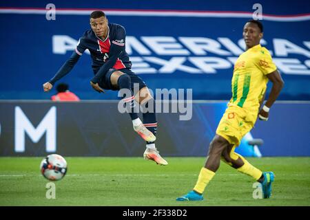 Paris, Frankreich. März 2021, 14th. Kylian Mbappe (L) von Paris Saint-Germain tritt am 14. März 2021 beim Fußballspiel der französischen Ligue 1 zwischen Paris Saint Germain (PSG) und dem FC Nantes im Stadion Parc des Princes in Paris, Frankreich, an. Quelle: Aurelien Morissard/Xinhua/Alamy Live News Stockfoto