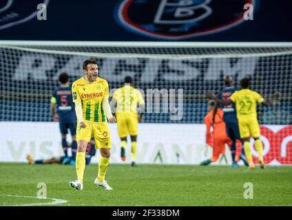 Paris, Frankreich. März 2021, 14th. Pedro Chirivella aus Nantes feiert am 14. März 2021 ein Tor von Teamkollege Randal Kolo Muani beim Fußballspiel der französischen Ligue 1 zwischen Paris Saint Germain (PSG) und dem FC Nantes im Stadion Parc des Princes in Paris, Frankreich. Quelle: Aurelien Morissard/Xinhua/Alamy Live News Stockfoto