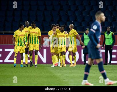 Paris, Frankreich. März 2021, 14th. Moses Simon (5th R) von Nantes feiert sein Tor mit Teamkollegen während des Fußballspiels der französischen Ligue 1 zwischen Paris Saint Germain (PSG) und dem FC Nantes am 14. März 2021 im Stadion Parc des Princes in Paris, Frankreich. Quelle: Aurelien Morissard/Xinhua/Alamy Live News Stockfoto
