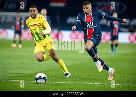 Paris, Frankreich. März 2021, 14th. Kylian Mbappe (R) von Paris Saint-Germain steht mit Ludovic Blas von Nantes während des Fußballspiels der französischen Ligue 1 zwischen Paris Saint Germain (PSG) und dem FC Nantes am 14. März 2021 im Stadion Parc des Princes in Paris, Frankreich, gegenüber. Quelle: Aurelien Morissard/Xinhua/Alamy Live News Stockfoto