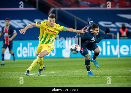 Paris, Frankreich. März 2021, 14th. Mauro Icardi (R) von Paris Saint-Germain steht mit Andrei Girotto von Nantes während des Fußballspiels der französischen Ligue 1 zwischen Paris Saint Germain (PSG) und dem FC Nantes am 14. März 2021 im Stadion Parc des Princes in Paris, Frankreich, gegenüber. Quelle: Aurelien Morissard/Xinhua/Alamy Live News Stockfoto