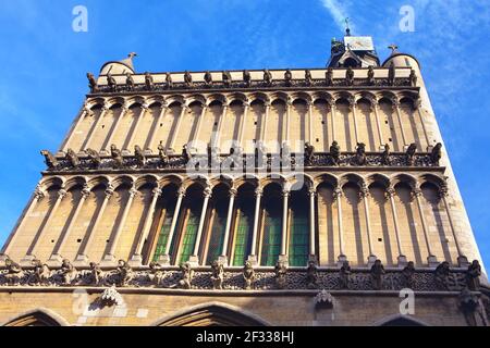 Kirche Notre Dame von Dijon . Gotische Architektur aus dem 13th. Jahrhundert. Wasserspeier faszinierende Steinwesen, die an der Kirchenwand thronen Stockfoto