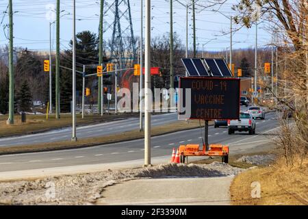 Ottawa, Ontario, Kanada - 14. März 2021: Ein Festzelt in der Nähe des Nepean Sportsplex wirbt für ein COVID-19-Impfzentrum in der Anlage. Stockfoto