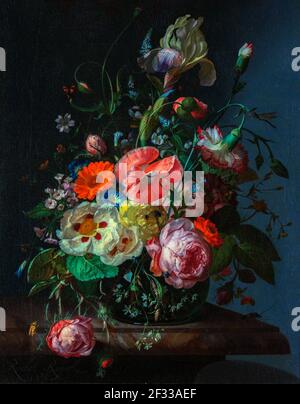 Stillleben mit Blumen in einer Glasvase auf einer Marmorplatte. Blumenstrauß mit Rosen, Mohnblumen, Iris, Nelken und Bindenkraut in einer blauen Glasvase. Stockfoto
