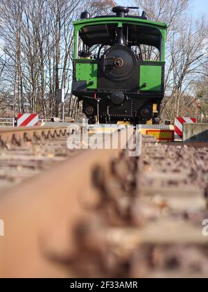 Wernigerode, Deutschland. März 2021, 12th. Eine Dampflokomotive der Chiemsee-Bahn kam am Freitag (12,03.2021) in Wernigerode an und wird am Westerntor Bahnhof beladen. Nach einem dreijährigen Reparaturaufenthalt in Meiningen läuft es nun auf der Meterspurbahn der Harzer Schmalspurbahn im Harz HSB auf Probefahrten. Die Testläufe beginnen am Montag (15. März) und dauern bis Donnerstag (18. März). Quelle: Matthias Bein/dpa-Zentralbild/ZB/dpa/Alamy Live News Stockfoto