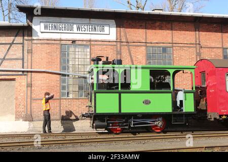 Wernigerode, Deutschland. März 2021, 12th. Am Bahnhof Westerntor steht eine Dampflokomotive der Chiemsee-Bahn. Nach einem dreijährigen Reparaturaufenthalt in Meiningen läuft es nun auf der Meterspurbahn der Harzer Schmalspurbahn im Harz HSB auf Probefahrten. Die Testläufe beginnen am Montag (15. März) und dauern bis Donnerstag (18. März). Quelle: Matthias Bein/dpa-Zentralbild/ZB/dpa/Alamy Live News Stockfoto