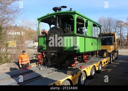 Wernigerode, Deutschland. März 2021, 12th. Am Bahnhof Westerntor wird eine Dampflok der Chiemsee-Bahn verladen. Nach einem dreijährigen Reparaturaufenthalt in Meiningen läuft es nun auf der Meterspurbahn der Harzer Schmalspurbahn im Harz HSB auf Probefahrten. Die Testläufe beginnen am Montag (15. März) und dauern bis Donnerstag (18. März). Quelle: Matthias Bein/dpa-Zentralbild/ZB/dpa/Alamy Live News Stockfoto