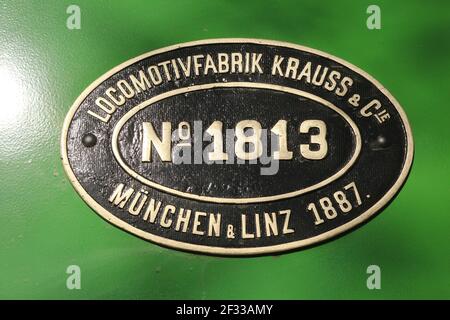 Wernigerode, Deutschland. März 2021, 12th. An einer Dampflok der Chiemsee-Bahn ist eine Plakette mit dem Herstellernamen angebracht. Nach einem dreijährigen Reparaturaufenthalt in Meiningen läuft es nun auf der Meterspurbahn der Harzer Schmalspurbahn im Harz HSB auf Probefahrten. Die Testläufe beginnen am Montag (15. März) und dauern bis Donnerstag (18. März). Quelle: Matthias Bein/dpa-Zentralbild/ZB/dpa/Alamy Live News Stockfoto