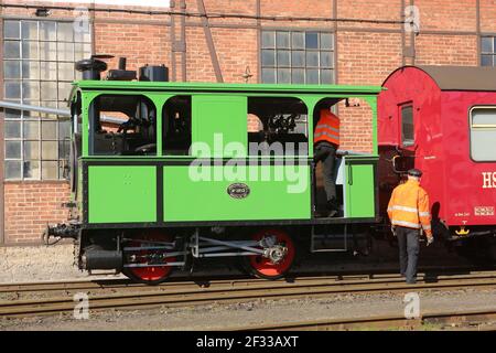 Wernigerode, Deutschland. März 2021, 12th. Am Bahnhof Westerntor steht eine Dampflokomotive der Chiemsee-Bahn. Nach einem dreijährigen Reparaturaufenthalt in Meiningen läuft es nun auf der Meterspurbahn der Harzer Schmalspurbahn im Harz HSB auf Probefahrten. Die Testläufe beginnen am Montag (15. März) und dauern bis Donnerstag (18. März). Quelle: Matthias Bein/dpa-Zentralbild/ZB/dpa/Alamy Live News Stockfoto