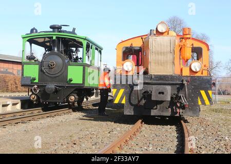 Wernigerode, Deutschland. März 2021, 12th. Eine Chiemsee-Bahn Dampflokomotive steht neben einer Rangierlok am Bahnhof Westerntor. Nach einem dreijährigen Reparaturaufenthalt in Meiningen läuft es nun auf der Meterspurbahn der Harzer Schmalspurbahn im Harz HSB auf Probefahrten. Die Testläufe beginnen am Montag (15. März) und dauern bis Donnerstag (18. März). Quelle: Matthias Bein/dpa-Zentralbild/ZB/dpa/Alamy Live News Stockfoto