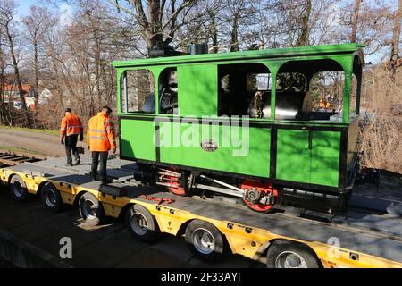 Wernigerode, Deutschland. März 2021, 12th. Am Bahnhof Westerntor wird eine Dampflok der Chiemsee-Bahn verladen. Nach einem dreijährigen Reparaturaufenthalt in Meiningen läuft es nun auf der Meterspurbahn der Harzer Schmalspurbahn im Harz HSB auf Probefahrten. Die Testläufe beginnen am Montag (15. März) und dauern bis Donnerstag (18. März). Quelle: Matthias Bein/dpa-Zentralbild/ZB/dpa/Alamy Live News Stockfoto