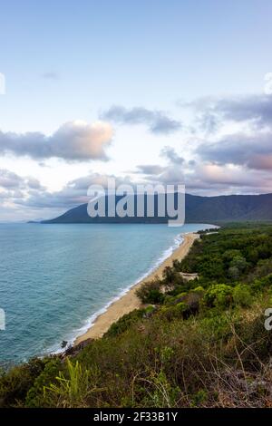 Der Blick nach Südwesten vom Rex Lookout auf dem Capitan Cook Highway zwischen Cairns und Port Douglas. Stockfoto