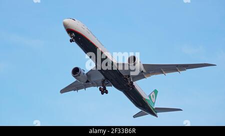 Richmond, British Columbia, Kanada. März 2021, 8th. Ein EVA Air Boeing 787-10 Dreamliner Jet (B-17805) landet auf dem Vancouver International Airport. Quelle: Bayne Stanley/ZUMA Wire/Alamy Live News Stockfoto