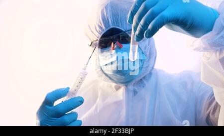 Impfung und Immunisierung gegen covid-19. afroamerikanische schwarze Arzt in voller Uniform Vorbereitung Impfstoff. Hochwertige Fotos Stockfoto