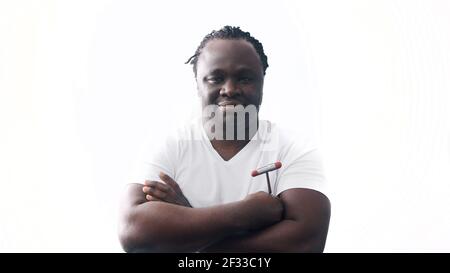 afroamerikanischer schwarzer Mann mit medizinischem Reflexhammer. Isoliert auf weißem Hintergrund. Hochwertige Fotos Stockfoto