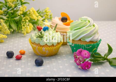 Gourmet-Cupcakes mit cremigen und farbigen Streuseln Stockfoto