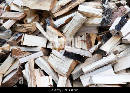 Stapel von gehacktem Brennholz aus der Nähe. Selektiver Fokus. Stockfoto