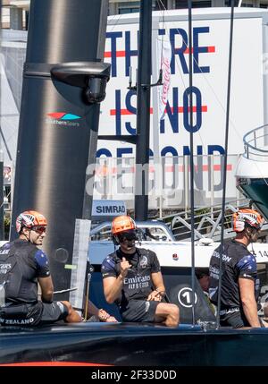 Auckland, Neuseeland, 15. März 2021 - Emirates Team New Zealand (ETNZ), Skipper Peter Burling gibt die Daumen hoch auf Te Rehutai, als das Boot an einem Schild vorbeifährt, auf dem steht: "ES GIBT KEINE SEKUNDE", wenn es vor dem 5. Tag des America's Cup 36th den Dock verlässt. ETNZ gewann beide Rennen und führt die Serie 5-2. Kredit: Rob Taggart/Alamy Live Nachrichten Stockfoto