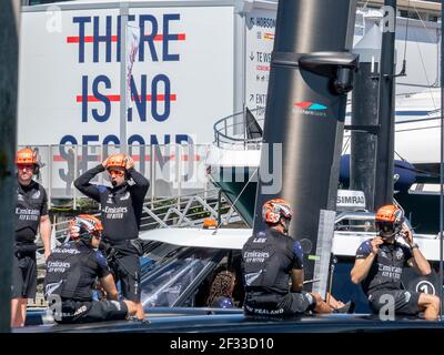 Auckland, Neuseeland, 15. März 2021 - Emirates Team New Zealand (ETNZ), Skipper Peter Burling (rechts) an Bord von Te Rehutai, während das Boot vor dem 5. Tag des America's Cup 36th an einem Schild vorbeifährt, auf dem steht: "ES GIBT KEINE SEKUNDE". ETNZ gewann beide Rennen und führt die Serie 5-2. Kredit: Rob Taggart/Alamy Live Nachrichten Stockfoto