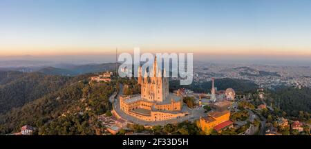 Panorama Drohne Ansicht der Sacred Heart Basilica auf der Oberseite Von Tibidabo in der Nähe von Barcelona bei Sonnenuntergang Stockfoto