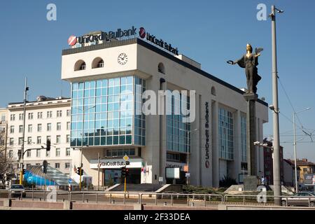 UniCredit Bulbank-Gebäude und Hauptsitz neben der Statue und dem Denkmal von St. Sofia in der Innenstadt von Sofia, Bulgarien, Osteuropa Stockfoto