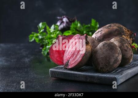 Rüben zum Kochen. Rote Beete Gemüse auf dem Tisch. Stockfoto