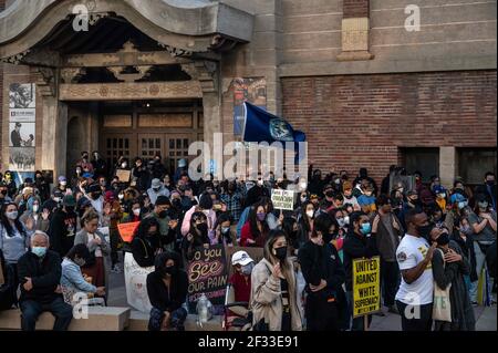 Los Angeles, Kalifornien, USA. März 2021, 14th. Hunderte von Menschen versammelten sich bei einer ''˜Stop Asian Hate' Community organisierten Kundgebung vor dem Japanese American National Museum in Los Angeles, CA. Quelle: Raquel Natalicchio/ZUMA Wire/Alamy Live News Stockfoto