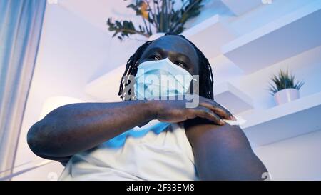 Schwarzer Mann, der gegen covid19 geimpft wurde. Impfungen und Bekämpfung der Pandemie. Hochwertige Fotos Stockfoto