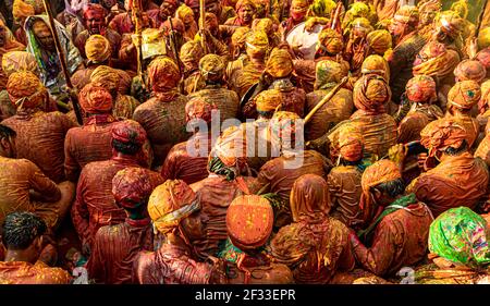 Menschen spielen mit Farben auf holi-Festival in barsana Dorf in uttar pradesh, mit selektivem Fokus auf Thema und hinzugefügt Lärm und Körner. Stockfoto